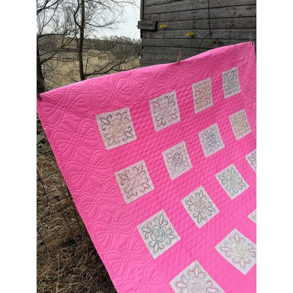 Vintage 60's Fluorescent Pink Quilt With Embroidered Patchwork 90x68" - Picture 10 of 16